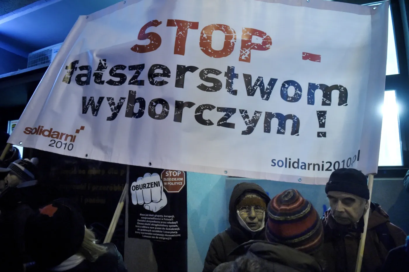 7094191-manifestacja-przed-siedziba-panstwowej.jpg