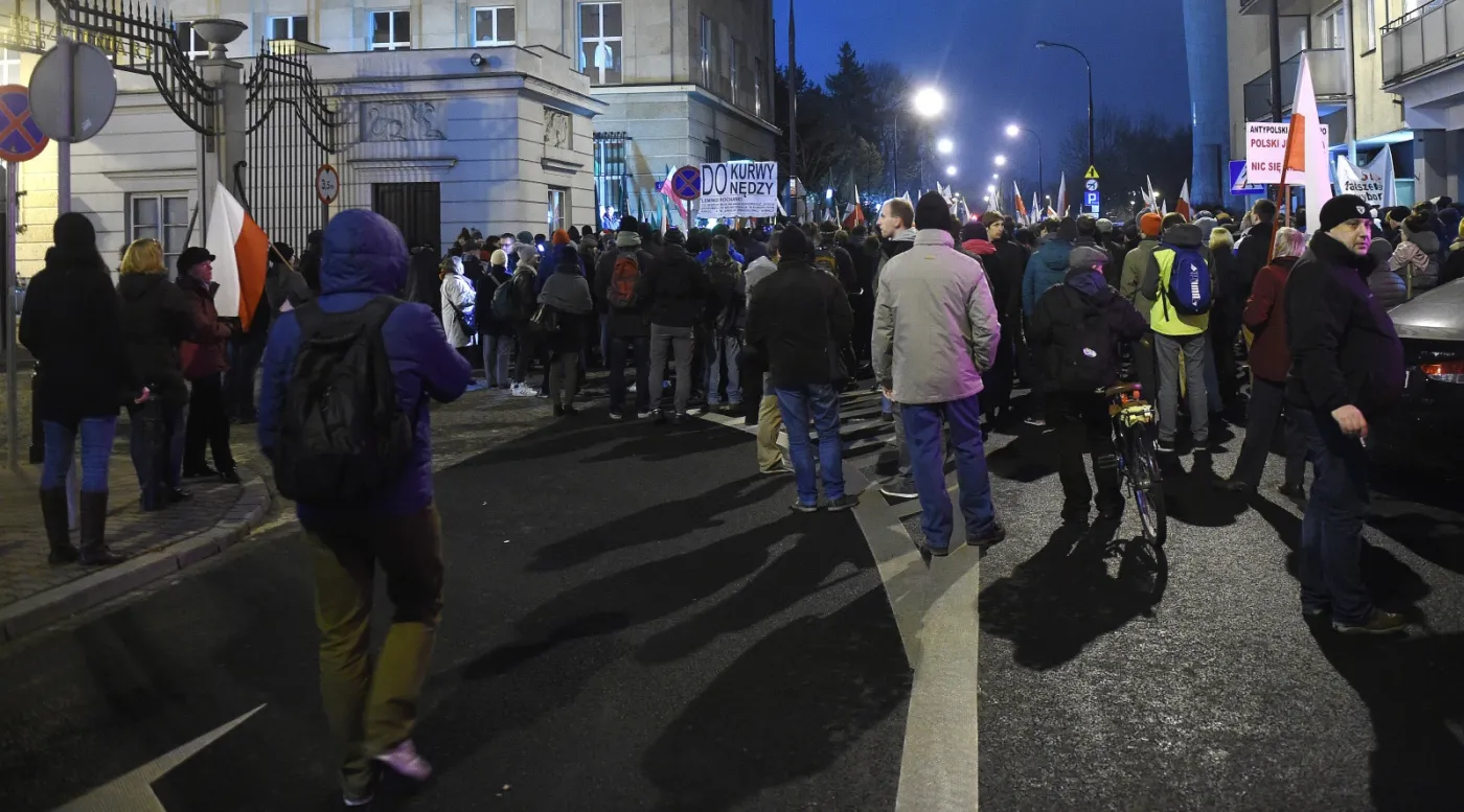 7094307-manifestacja-przed-siedziba-panstwowej.jpg