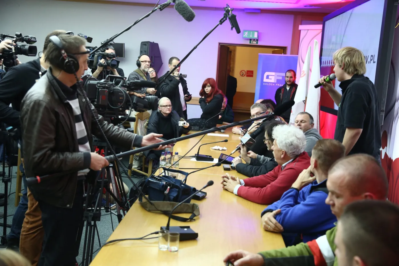 Grupa osób, które w trakcie manifestacji przed PKW wtargnęły do siedziby Państwowej Komisji Wyborczej i okupują salę konferencyjną
