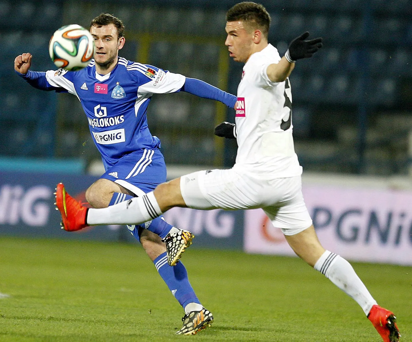 Zawodnik Ruchu Chorzów Filip Starzyński (L) walczy o piłkę z Krzysztofem Danielowiczem (P) ze Śląska Wrocław podczas meczu polskiej Ekstraklasy