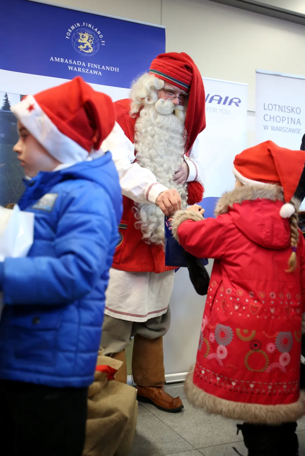 7143735-swiety-mikolaj-z-rovaniemi-przylecial.jpg