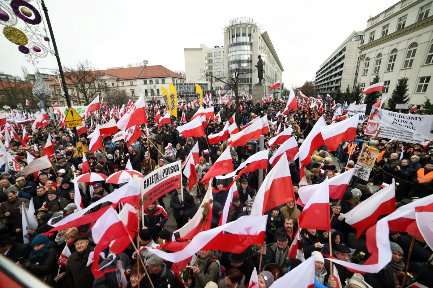 7190401-uczestnicy-marszu-w-obronie-demokracji.jpg