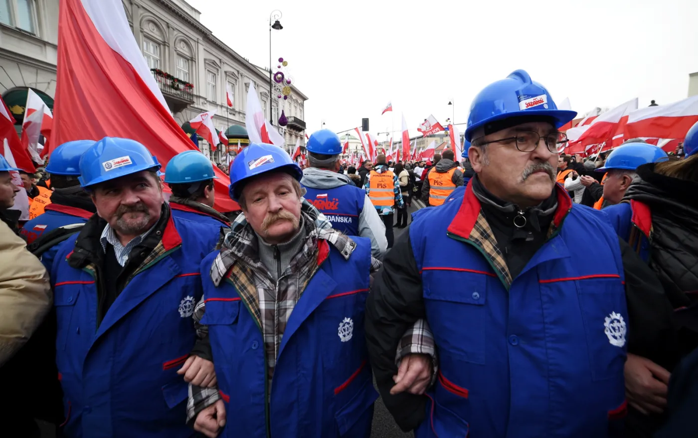 7190430-uczestnicy-marszu-w-obronie-demokracji.jpg