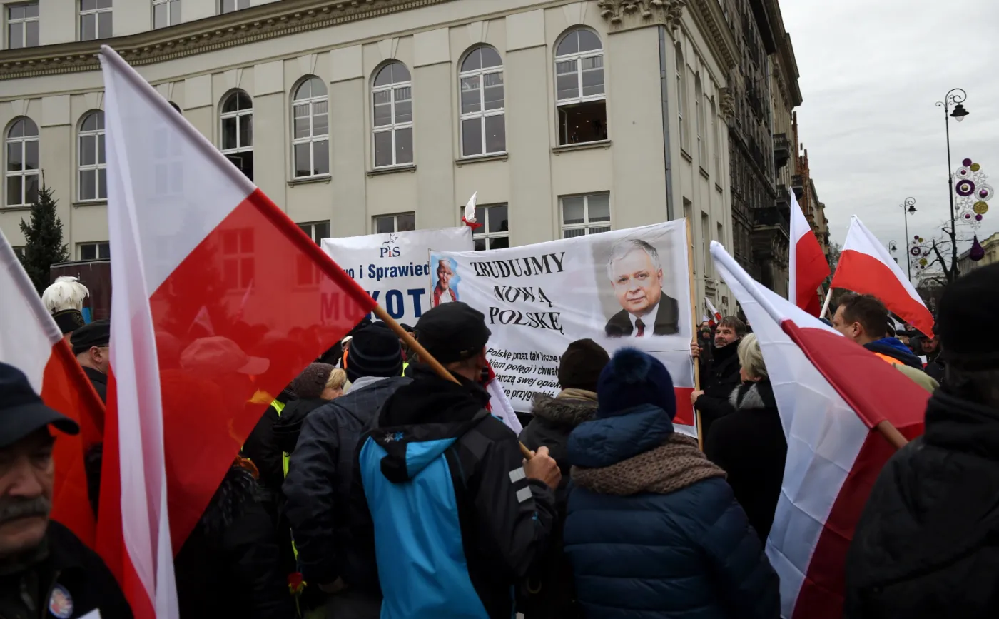7190024-uczestnicy-marszu-w-obronie-demokracji.jpg
