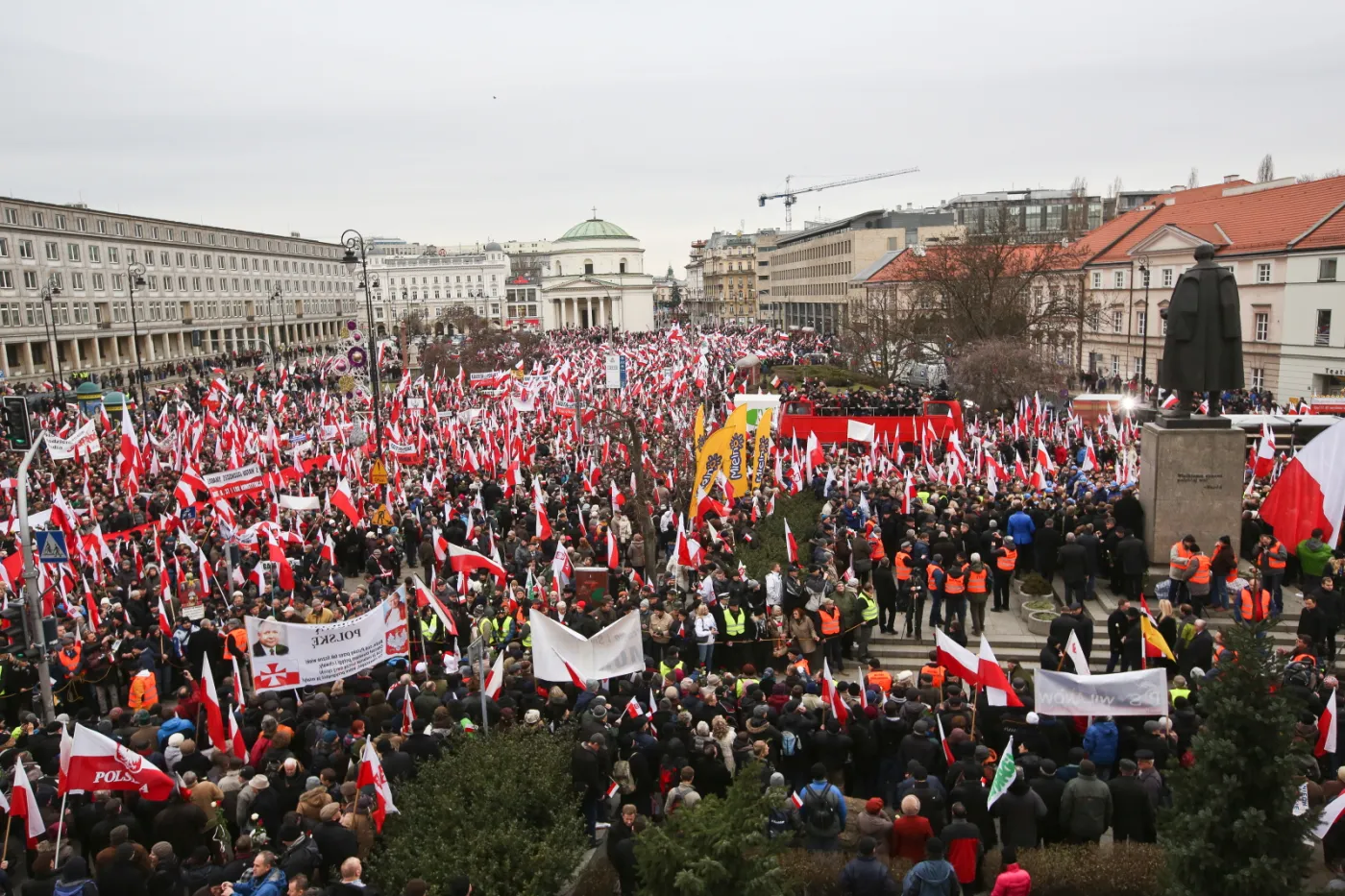 7190314-uczestnicy-marszu-w-obronie-demokracji.jpg