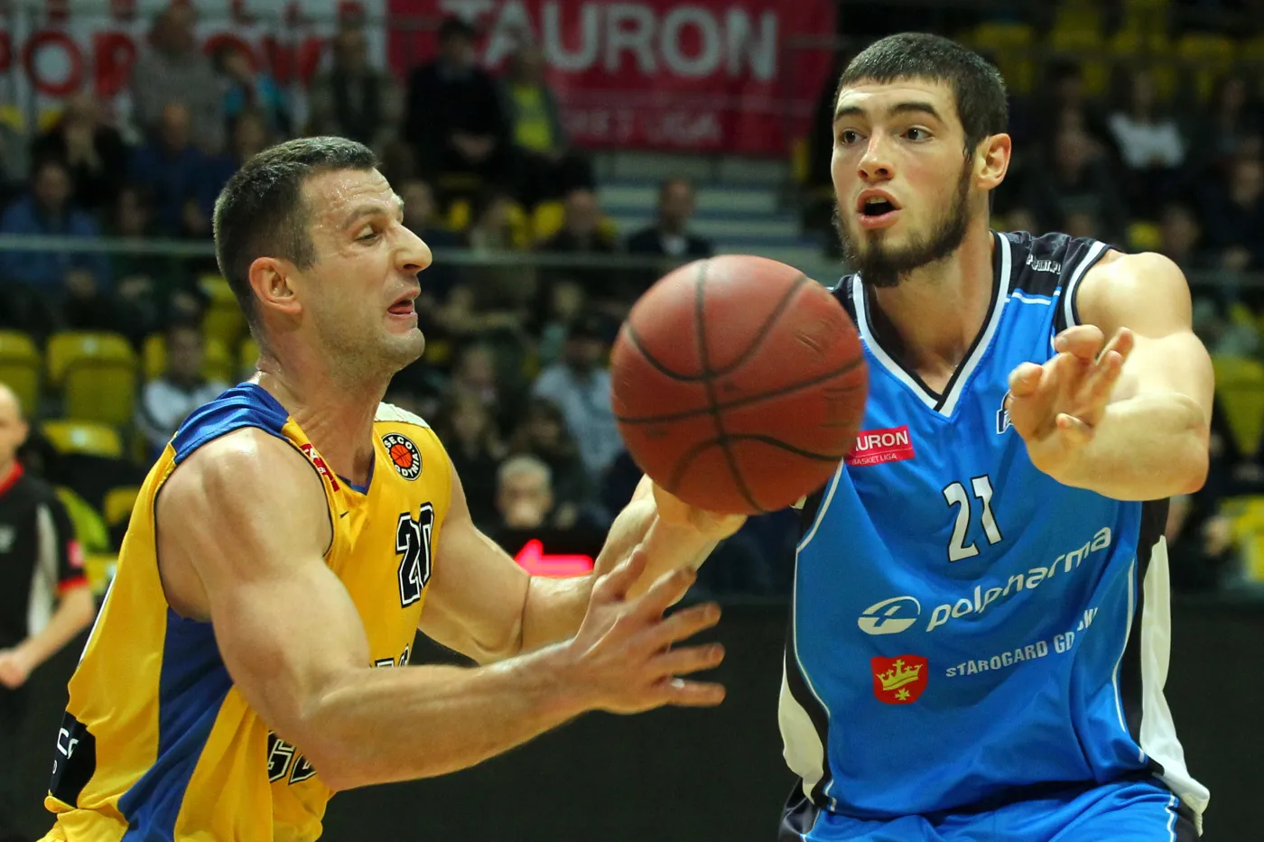 Koszykarz Asseco Gdynia Piotr Szczotka (L) walczy o piłkę z Tony'm Meierem (P) z Polpharmy Starogard Gdański