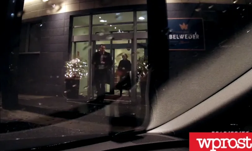 Radosław Sikorski wychodzi z restauracji Belvedere