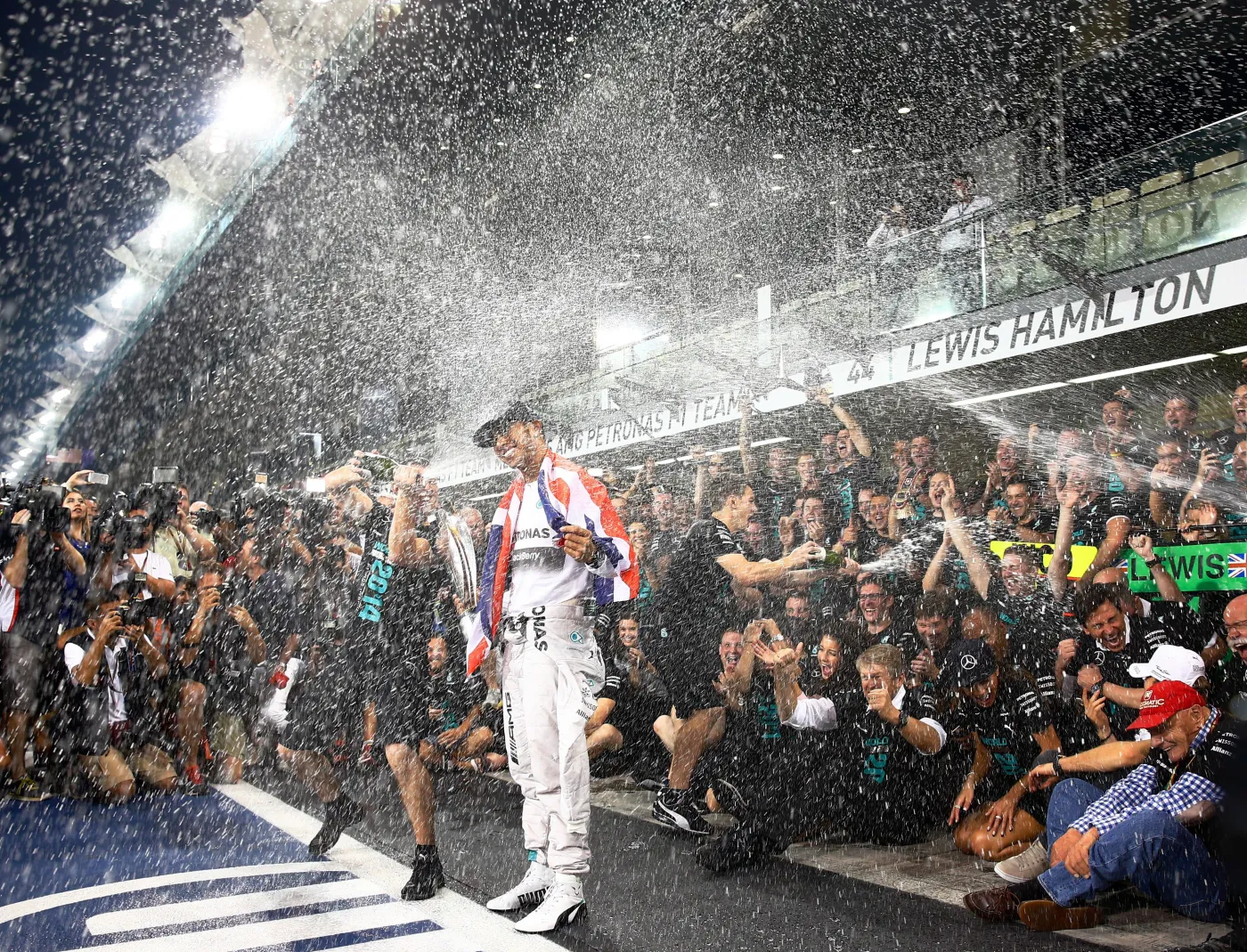 7246658-lewis-hamilton-cieszy-sie-ze-zdobycia.jpg