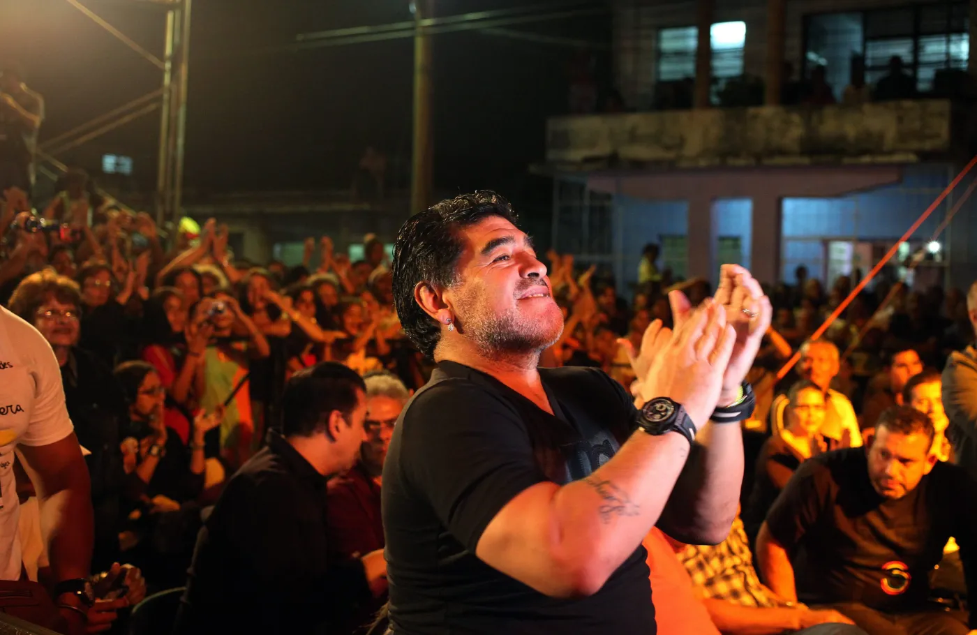 7284435-diego-maradona-zabral-swoja-dziewczyne.jpg
