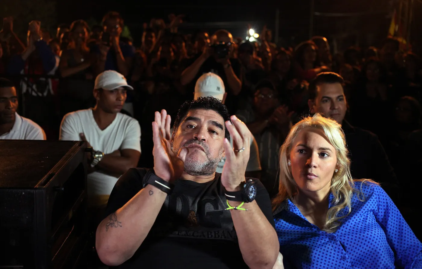 7284464-diego-maradona-zabral-swoja-dziewczyne.jpg