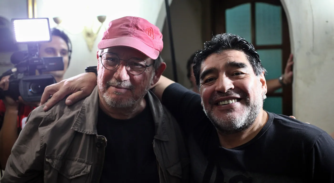 7284493-diego-maradona-zabral-swoja-dziewczyne.jpg