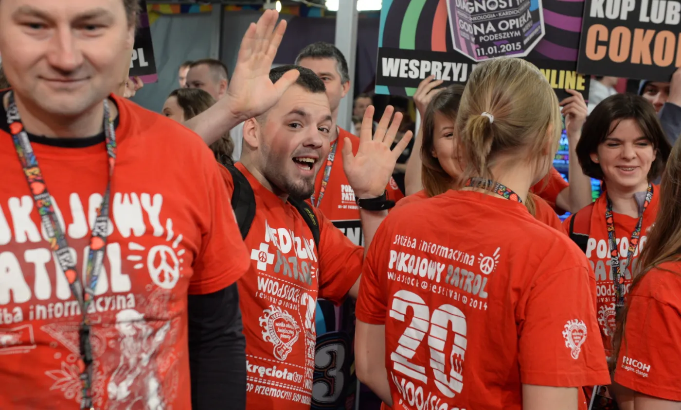 7289317-wolontariusze-wosp-w-studiu-telewizji.jpg