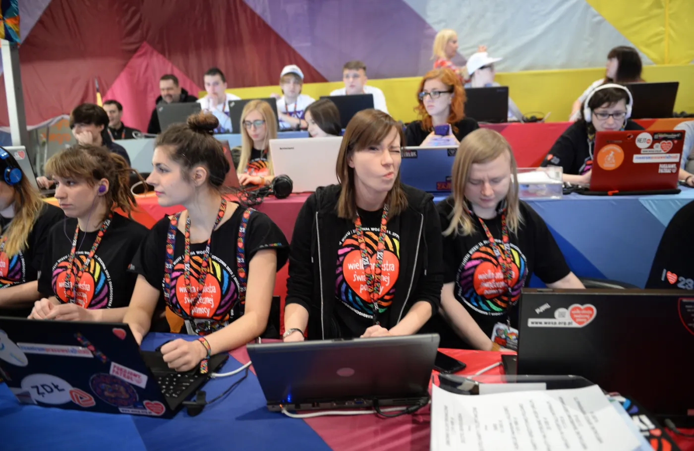 7289346-wolontariusze-wosp-w-studiu-telewizji.jpg