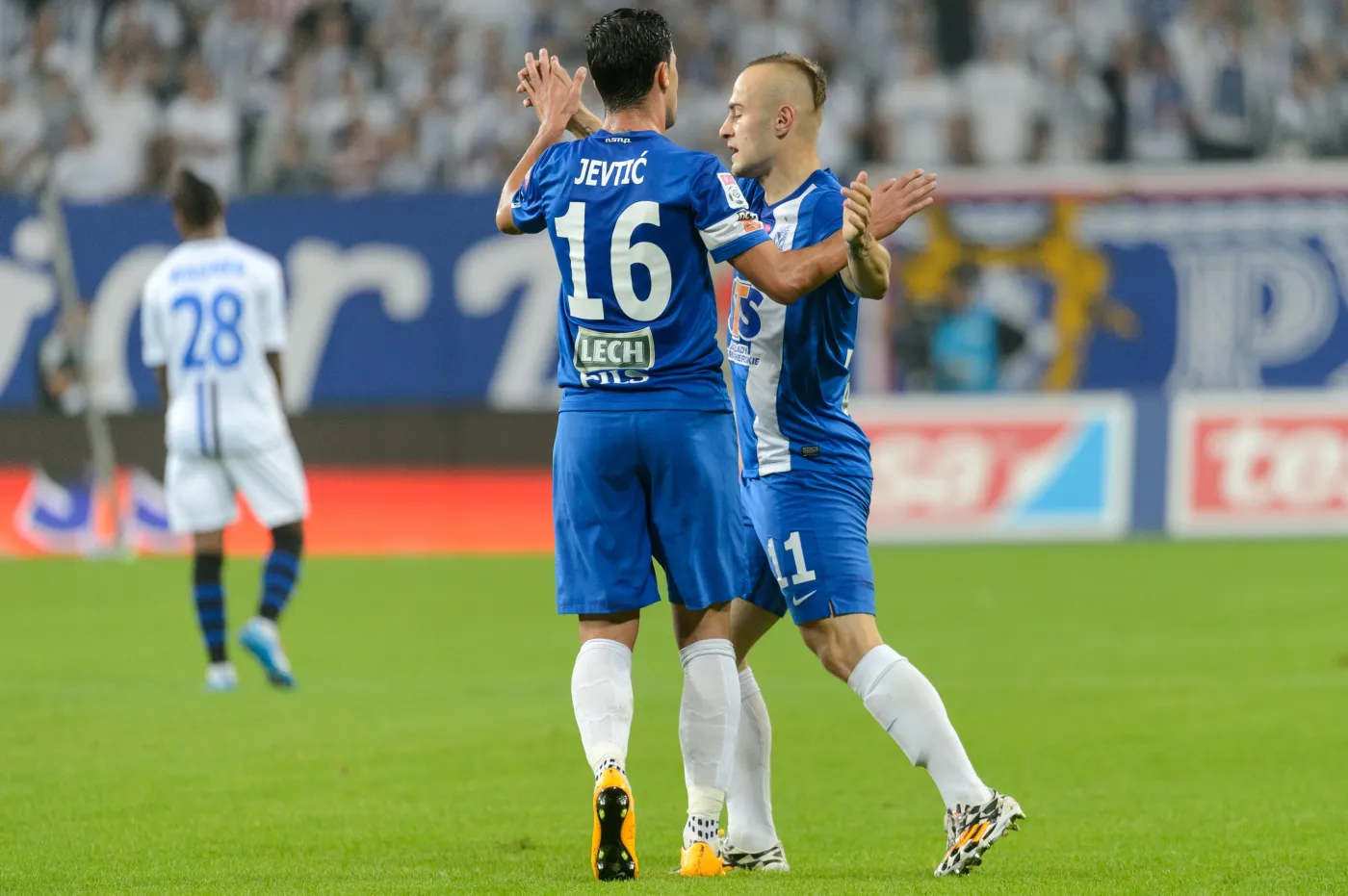 Piłkarz Lecha Poznań Gergo Lovrencsics (P) cieszy się z Darko Jevticiem (L) ze zdobycia bramki podczas meczu polskiej Ekstraklasy z Zawiszą Bydgoszcz