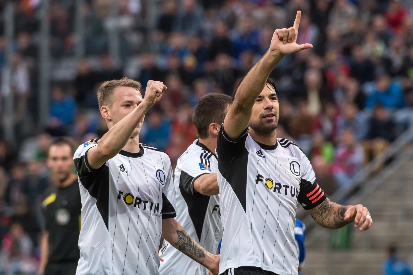 Zawodnik Legii Warszawa Ivica Vrdoljak (P) fetuje z Ondrejem Dudą (L) strzelenie bramki Miedzi Legnica podczas meczu 1/16 finału piłkarskiego Pucharu Polski