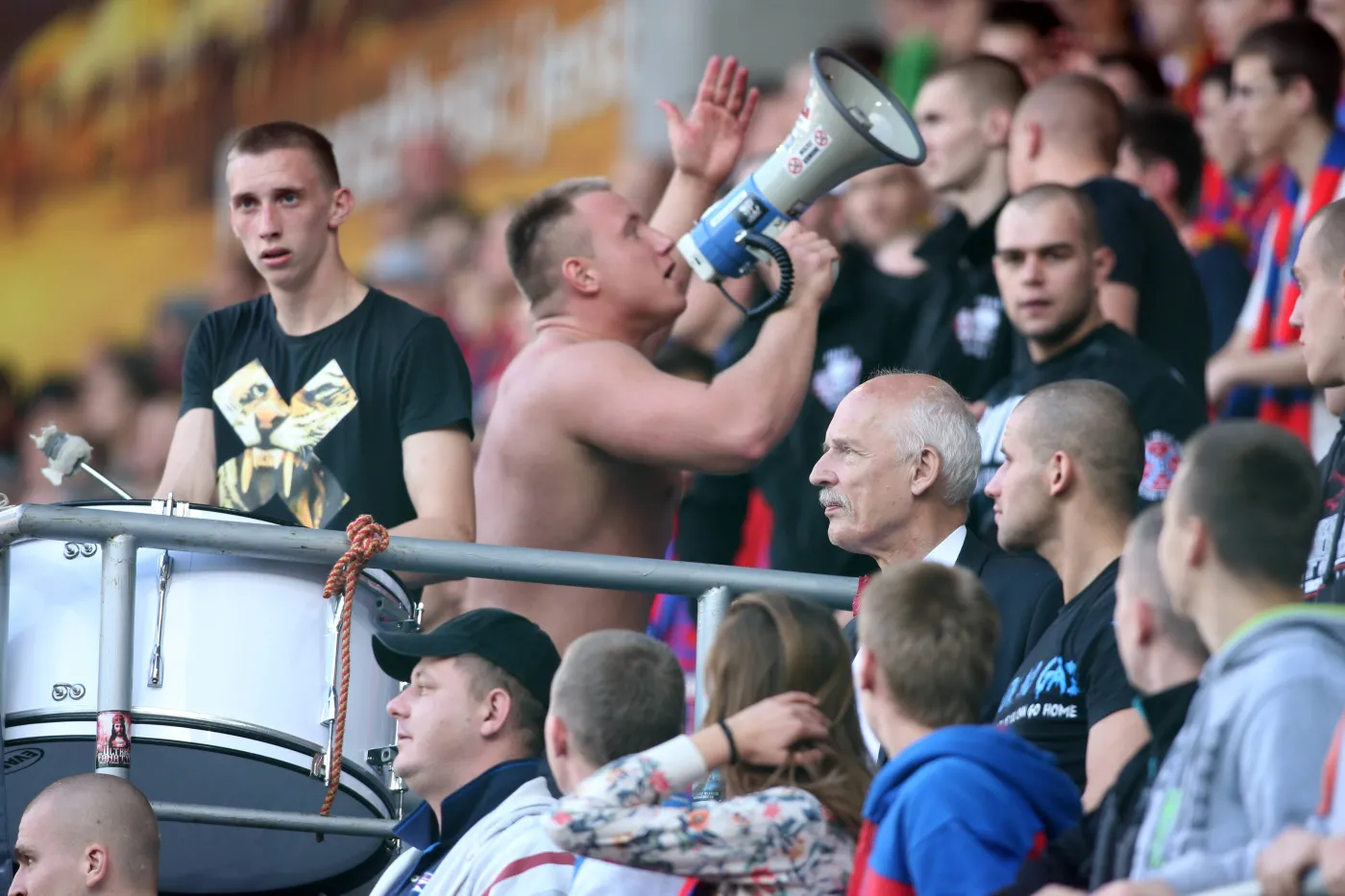6900344-kibic-w-muszce-jest-mniej-awanturujacy.jpg