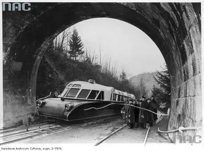 6943788-otwarcie-odbudowanego-tunelu-kolejowego.jpg