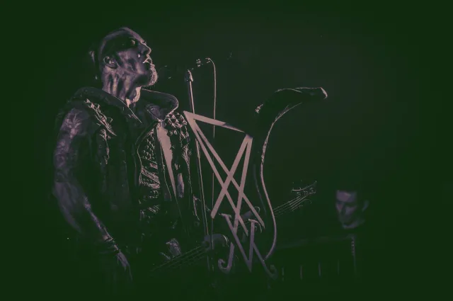 Trzy osoby, w tym lider grupy Behemoth, oskarżone o znieważenie polskiego godła