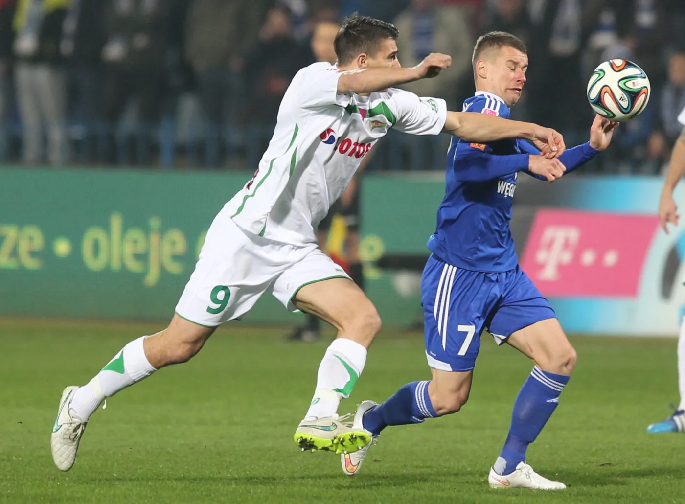 Zawodnik Ruchu Chorzów Jakub Kowalski (P) walczy o piłkę z Piotrem Grzelczakiem (L) z Lechii Gdańsk podczas meczu polskiej T-Mobile Ekstraklasy