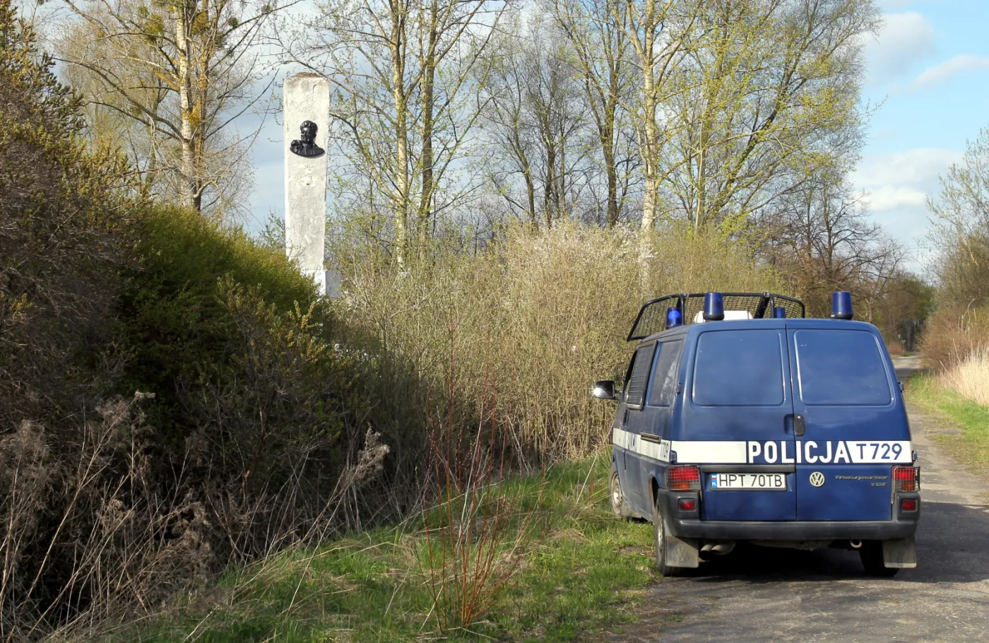POMNIK GENERAŁA IWANA CZERNIACHOWSKIEGO ZDEWASTOWANY
