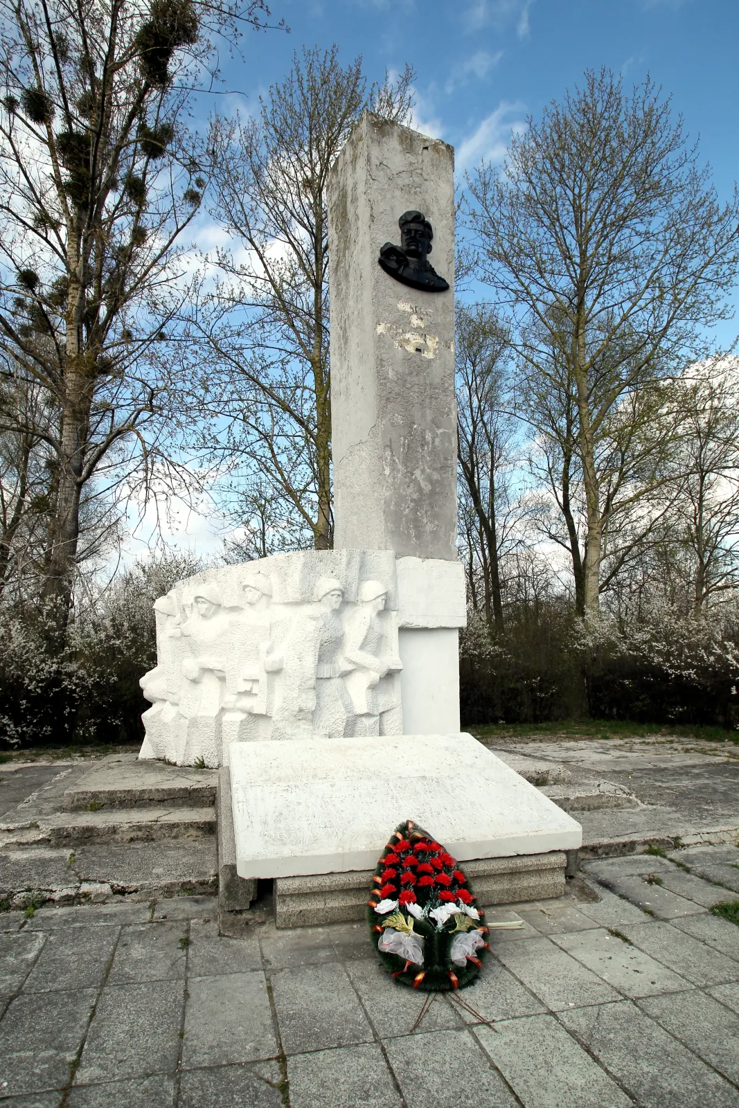 7694446-pomnik-generala-iwana-czerniachowskiego.jpg