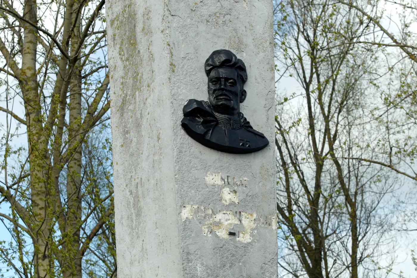 7694475-pomnik-generala-iwana-czerniachowskiego.jpg