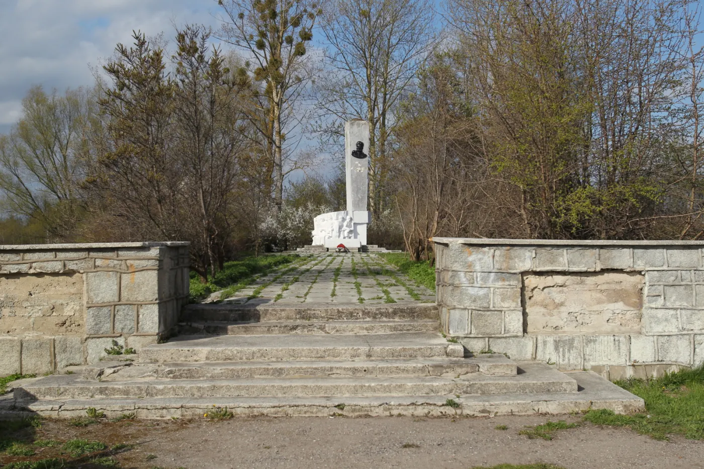 7694504-pomnik-generala-iwana-czerniachowskiego.jpg