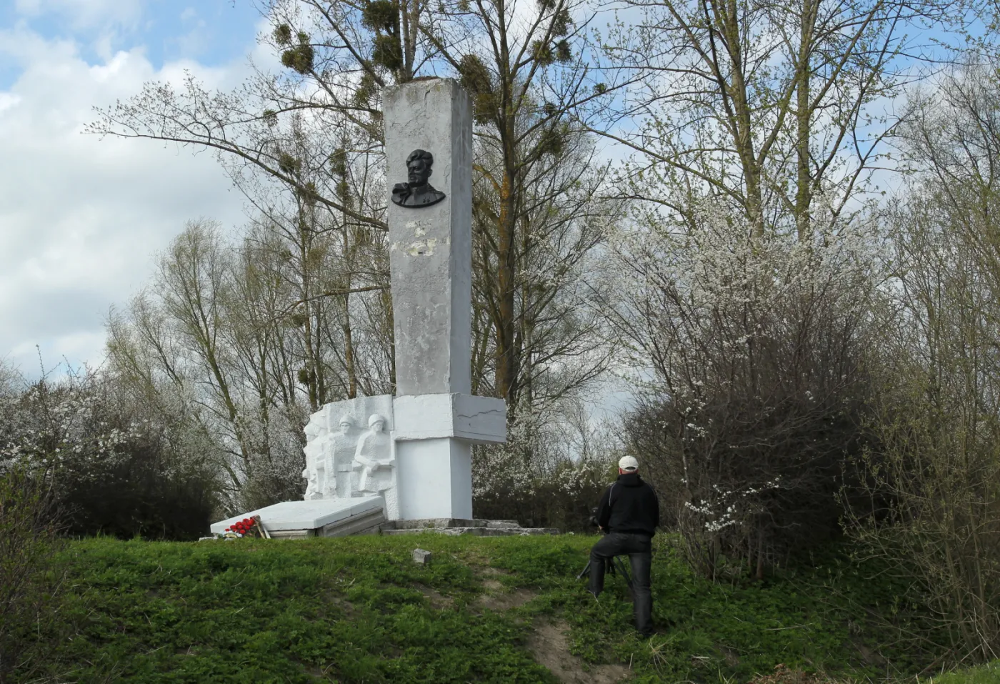 7694388-pomnik-generala-iwana-czernichowskiego.jpg