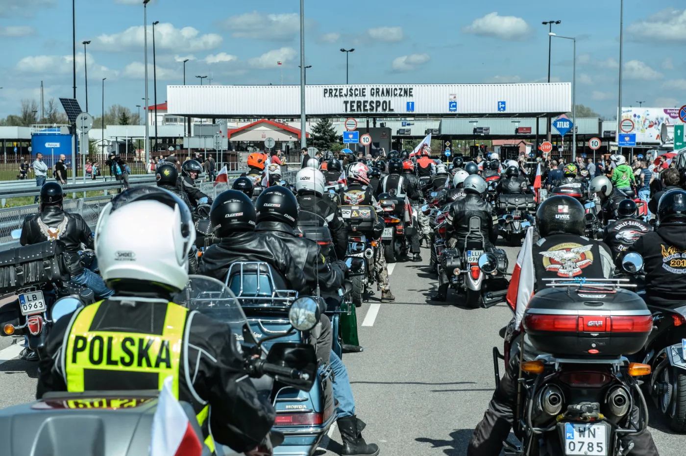 Grupa polskich motocyklistów związanych z Rajdem Katyńskim w Terespolu