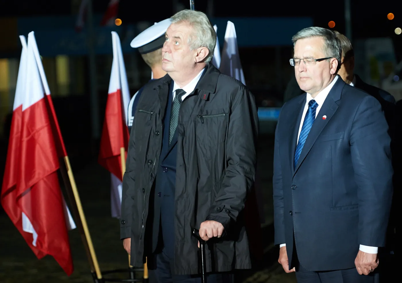 Prezydent Czech Milos Zeman i prezydent RP Bronisław Komorowski zapalają znicze przed Pomnikiem Poległych Stoczniowców w Gdańsku