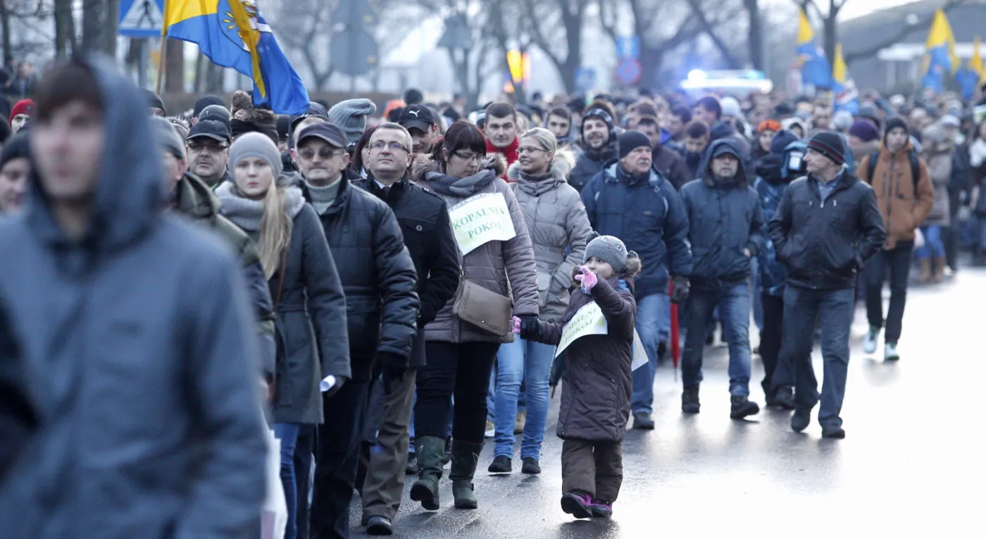 Mieszkańcy Rudy Śląskiej przemaszerowali 12 stycznia ulicami miasta w proteście przeciwko likwidacji kopalń. Od kilku dni pod ziemią przebywają górnicy z przeznaczonych przez rząd do likwidacji kopalń: Bobrek-Centrum w Bytomiu, Brzeszcze w małopolskiej miejscowości o tej samej nazwie, Pokój w Rudzie Śląskiej oraz Sośnica-Makoszowy w Gliwicach i Zabrzu
