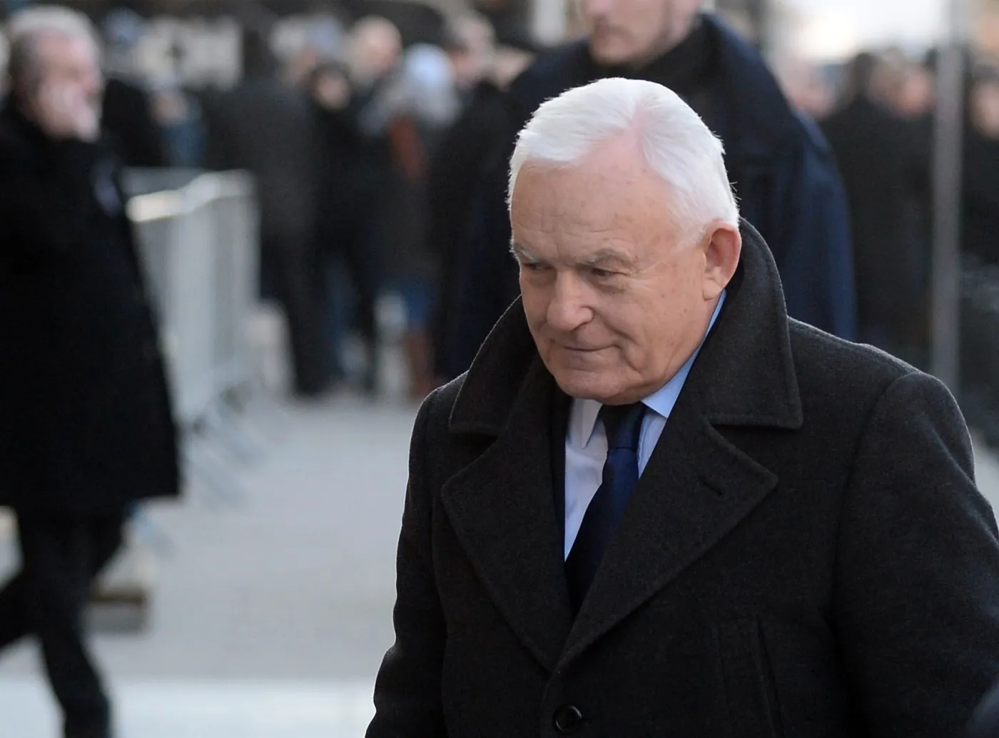 Leszek Miller zmierza na uroczystości pogrzebowe Józefa Oleksego