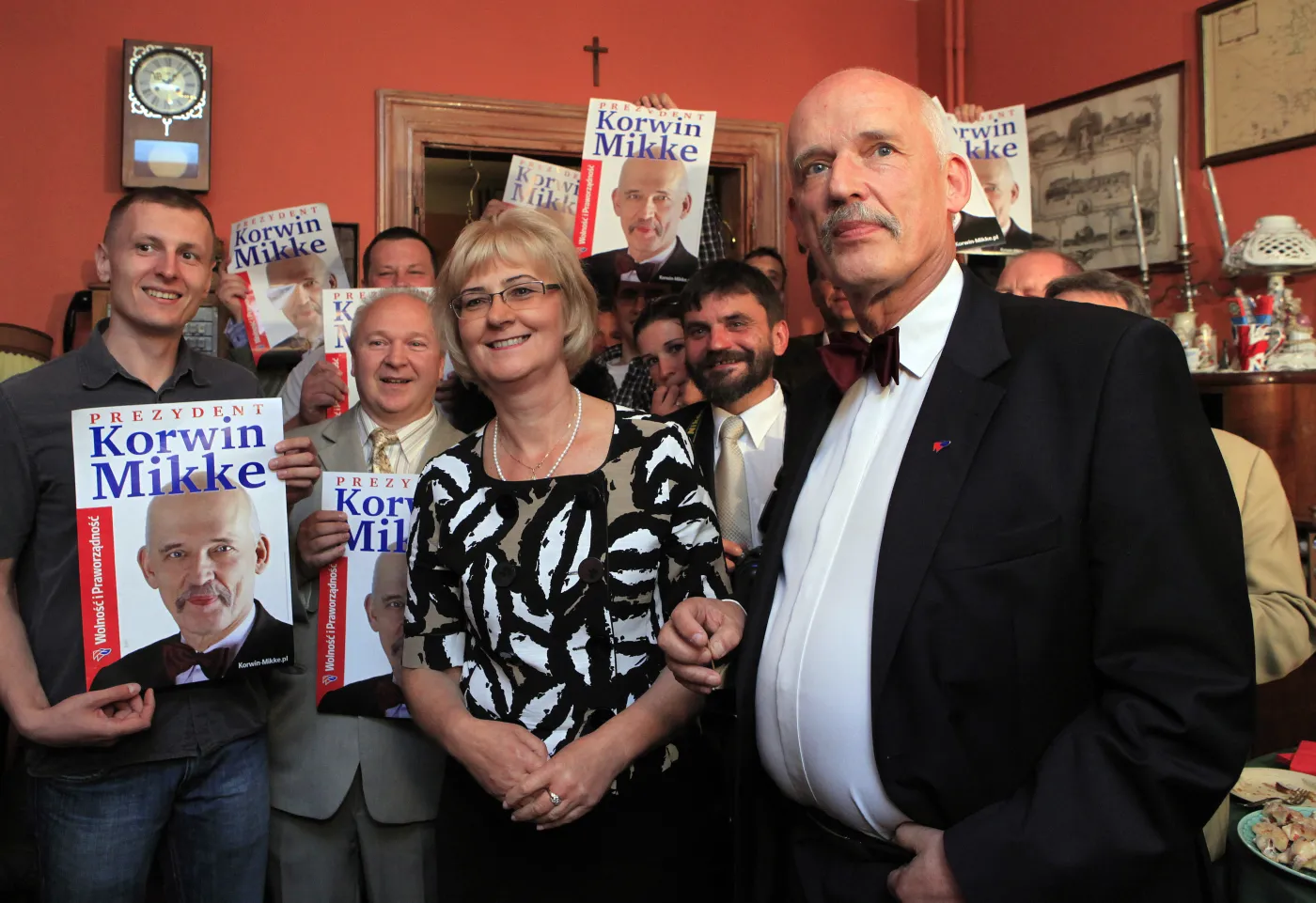 7413564-janusz-korwin-mikke-z-zona-malgorzata.jpg