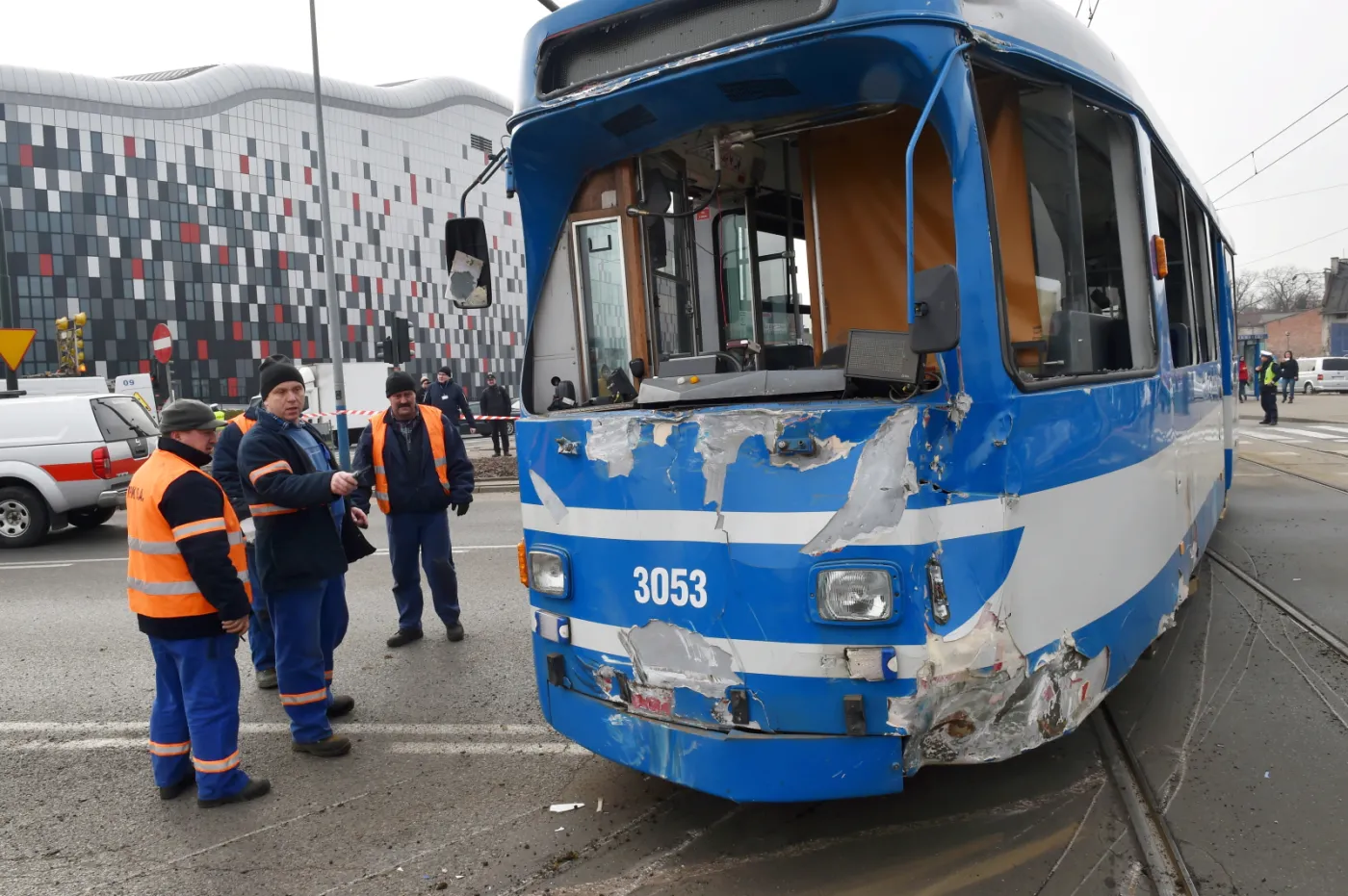 7446691-uszkodzony-tramwaj-na-miejscu-wypadku.jpg