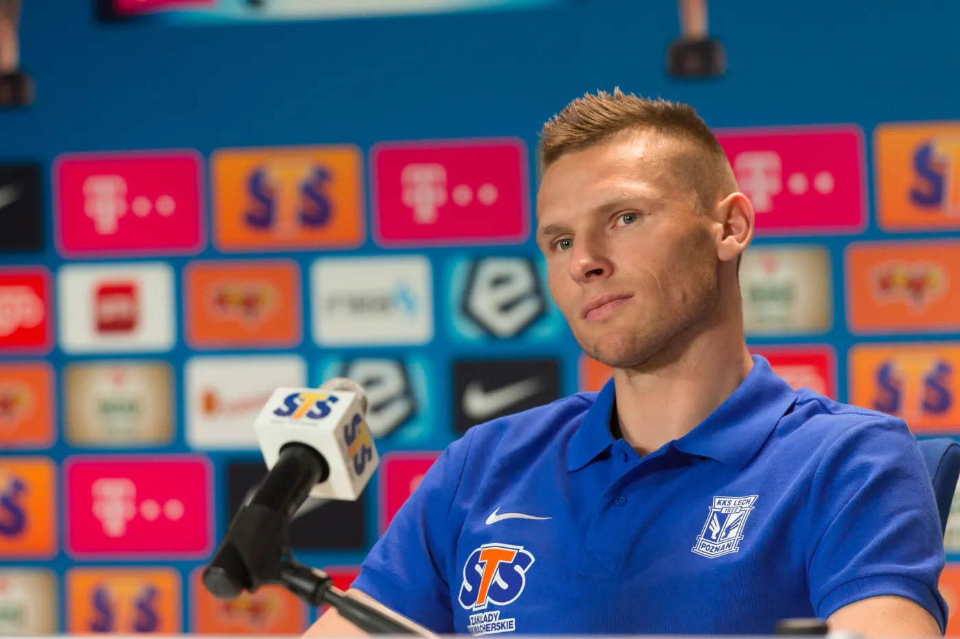 7917253-pilkarz-marcin-robak-podczas-konferencji.jpg