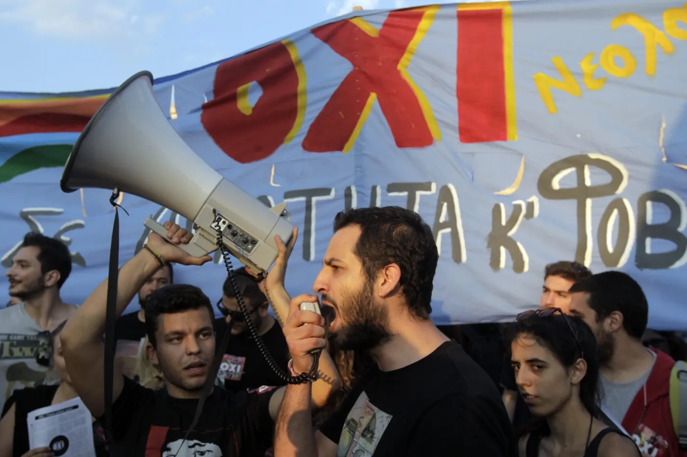 7927575-demonstracja-przed-budynkiem-parlamentu.jpg