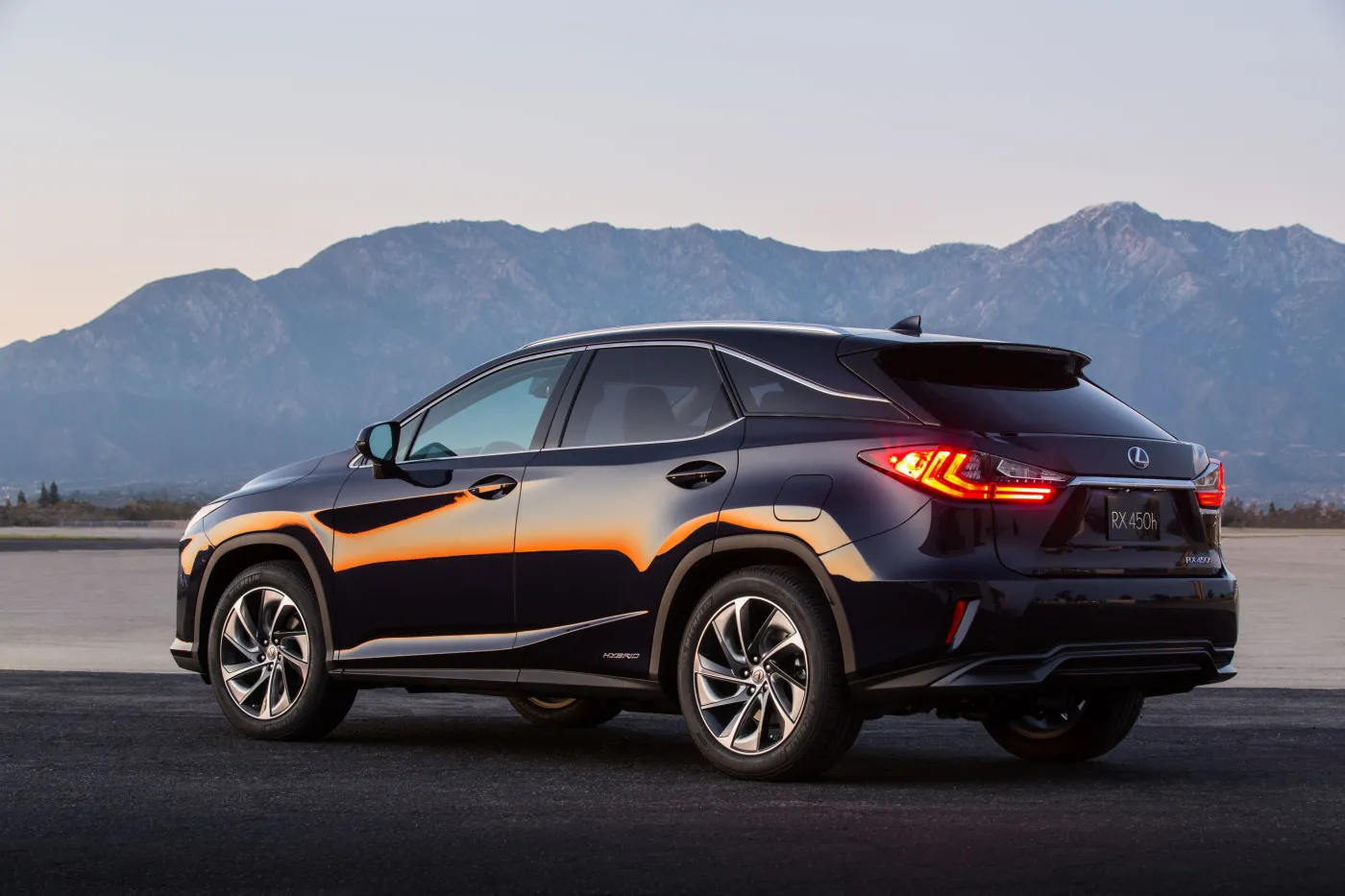 7960576-lexus-rx.jpg