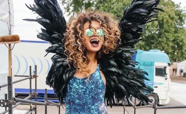 Ella Eyre też przesuwa premierę swojej płyty