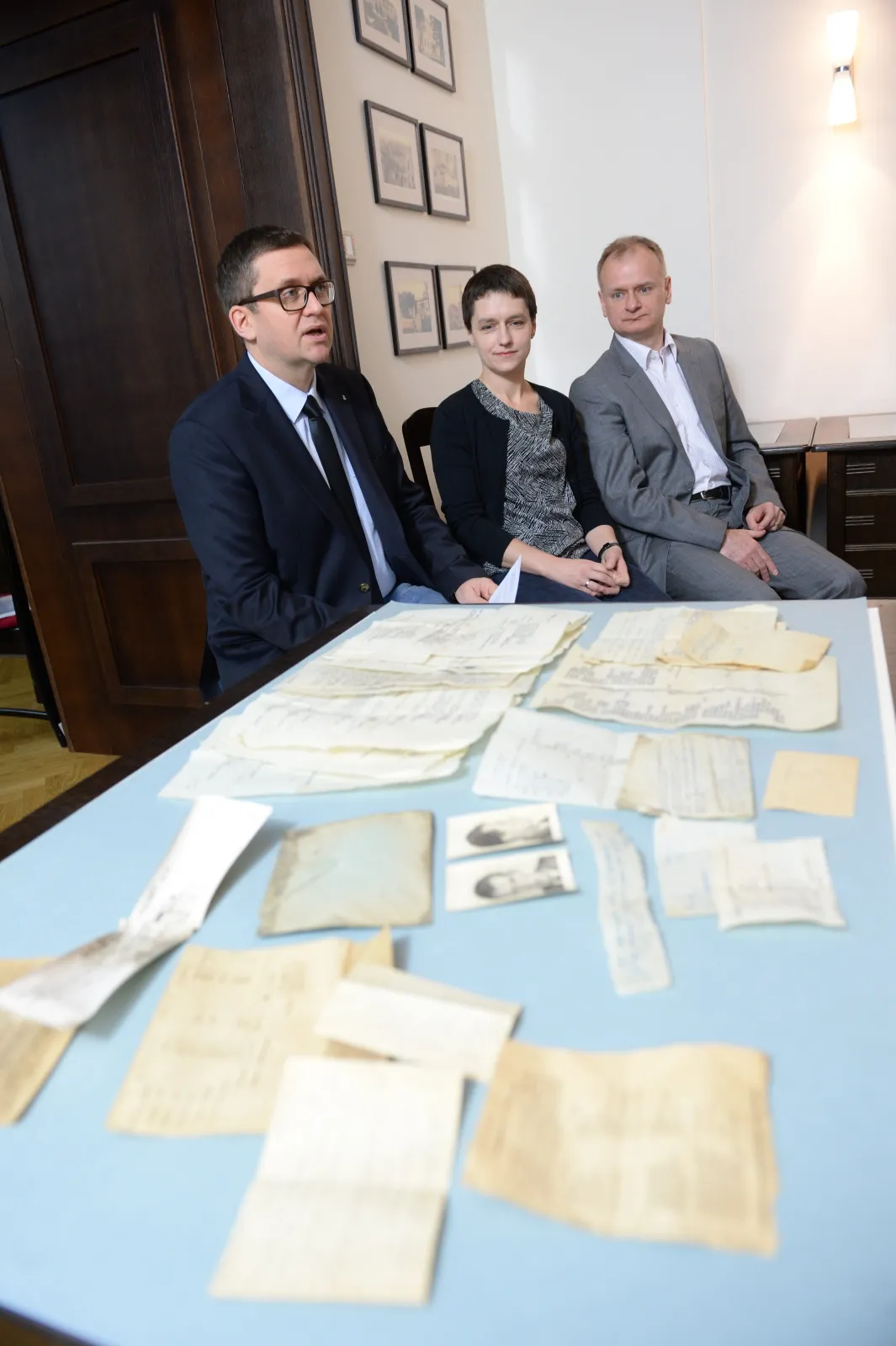 7118083-darczyncy-i-dyrektor-muzeum-powstania.jpg