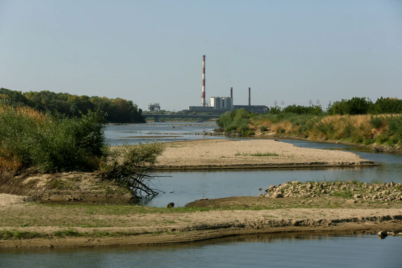 Niski stan Wisły przy elektrociepłowni Żerań