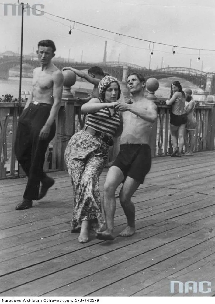 Potańcówki, przytulanki... Warszawiacy przed wojną plażowali z fasonem. ARCHIWALNE ZDJĘCIA