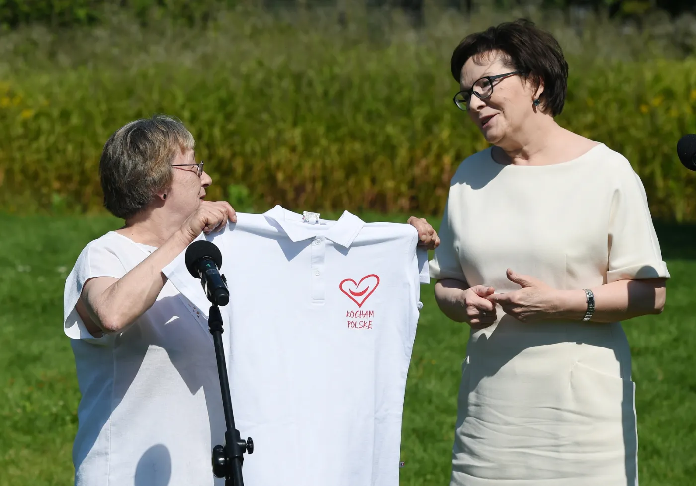 Premier Ewa Kopacz podczas konferencji prasowej podarowała Ewie Siemińskiej koszulkę z napisem "Kocham Polskę"