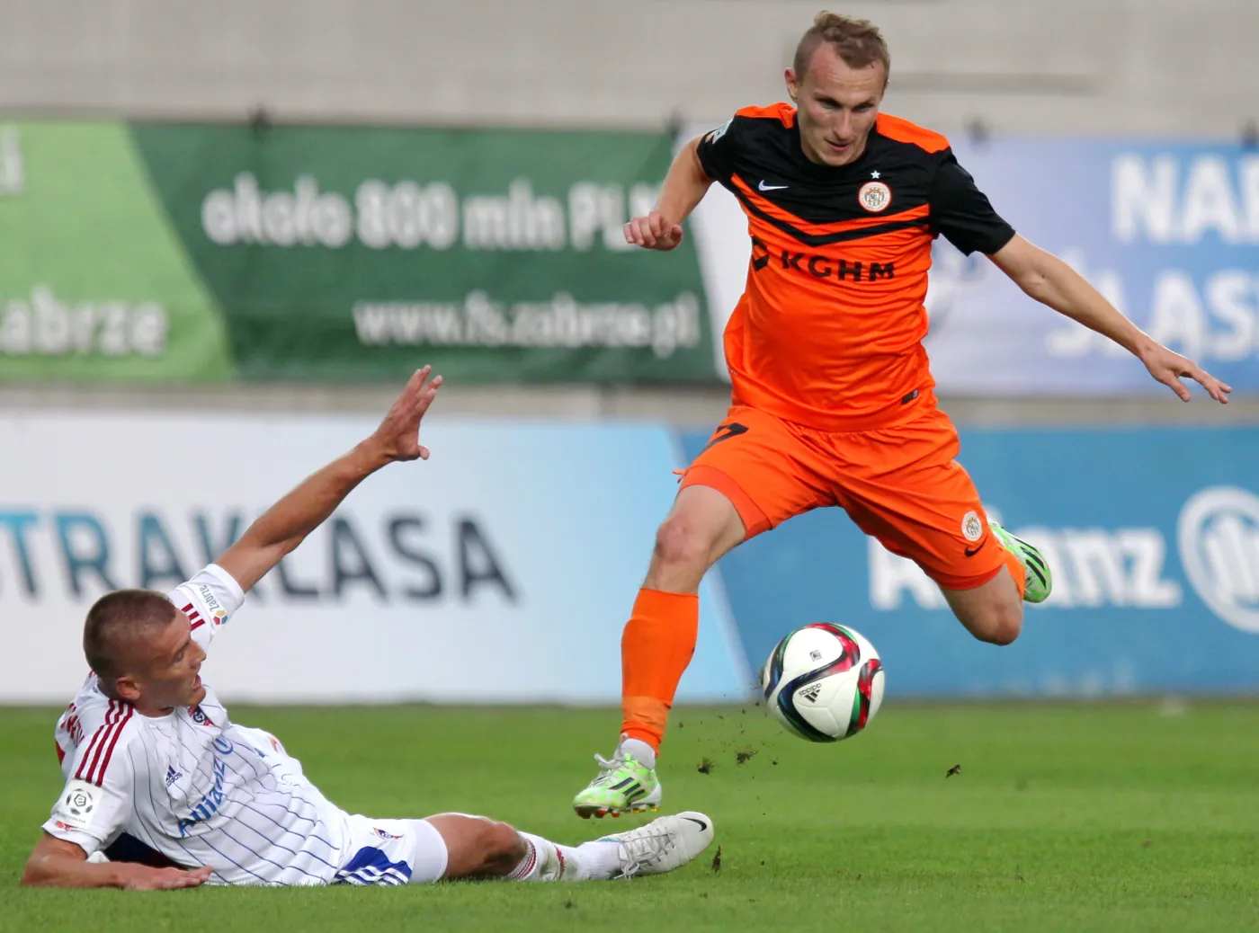 Oleksandr Szeweluchin (L) z miejscowego Górnika i Krzysztof Janus (P) z Zagłębia Lubin w meczu T-Mobile Ekstraklasy, rozegranym w Zabrzu