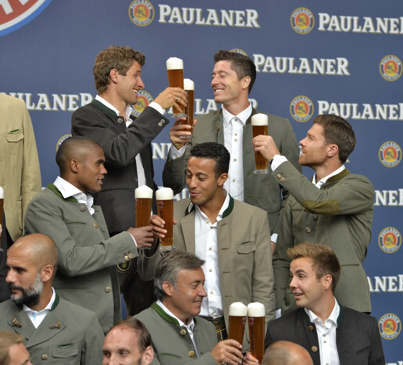 8136167-robert-lewandowski-poszedl-z-kolegami.jpg