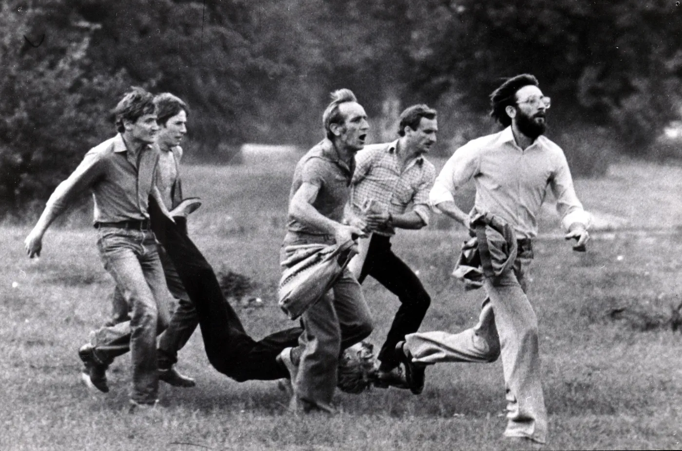 Fotografia-symbol krwawej pacyfikacji demonstracji solidarnościowej w Lubinie z 31 sierpnia 1982 roku. Postrzelony w głowę, umierający Michał Adamowicz, niesiony przez kolegów