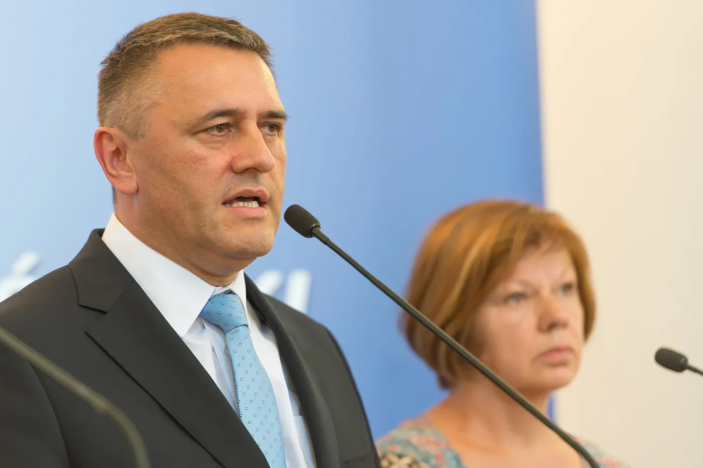 Wojewoda Tomasz Smolarz i Dolnośląski Wojewódzki Konserwator Zabytków Barbara Nowak-Obelinda 