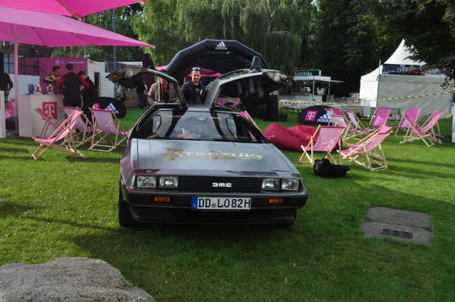 Samochód, który stał się kultowy dzięki trzem filmom. Tak wygląda legendarny delorean. ZDJĘCIA