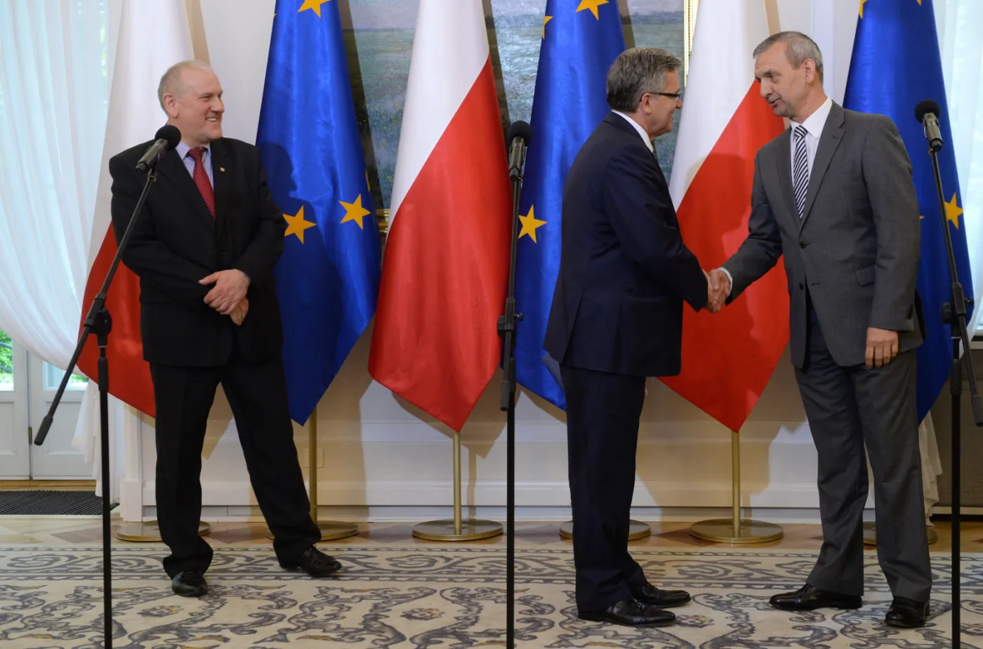 Przewodniczący OPZZ Jan Guz, prezydent Bronisław Komorowski, prezes ZNP Sławomir Broniarz podczas konferencji prasowej po spotkaniu prezydenta z przedstawicielami OPZZ i ZNP