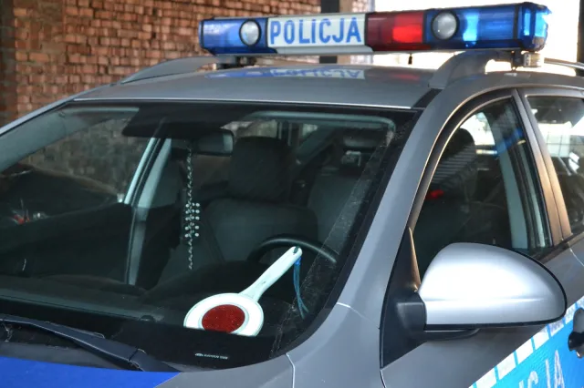 Pociąg uderzył w samochód. Sprawdzili, co stanie się z człowiekiem