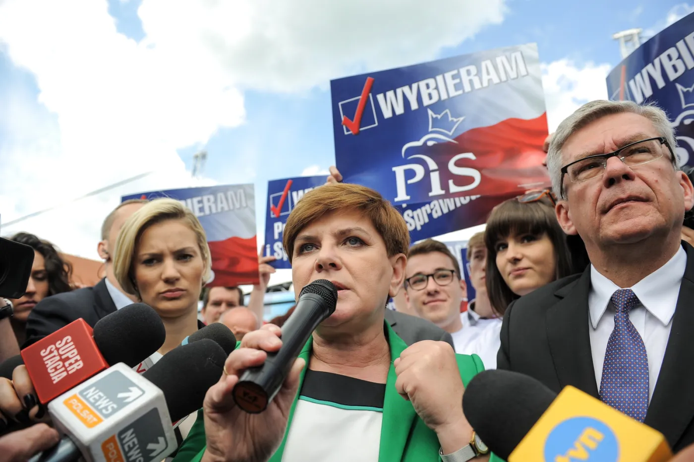 Kandydatka PiS na premiera, wiceprezes partii Beata Szydło podczas spotkania z mieszkańcami miasta w Pułtusku